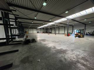 Op zoek naar een ruime opslagruimte op een strategische locatie?Deze bedrijfsloods van 1.650 m² (30 m x 55 m) is ideaal voor opslag en beschikt over...