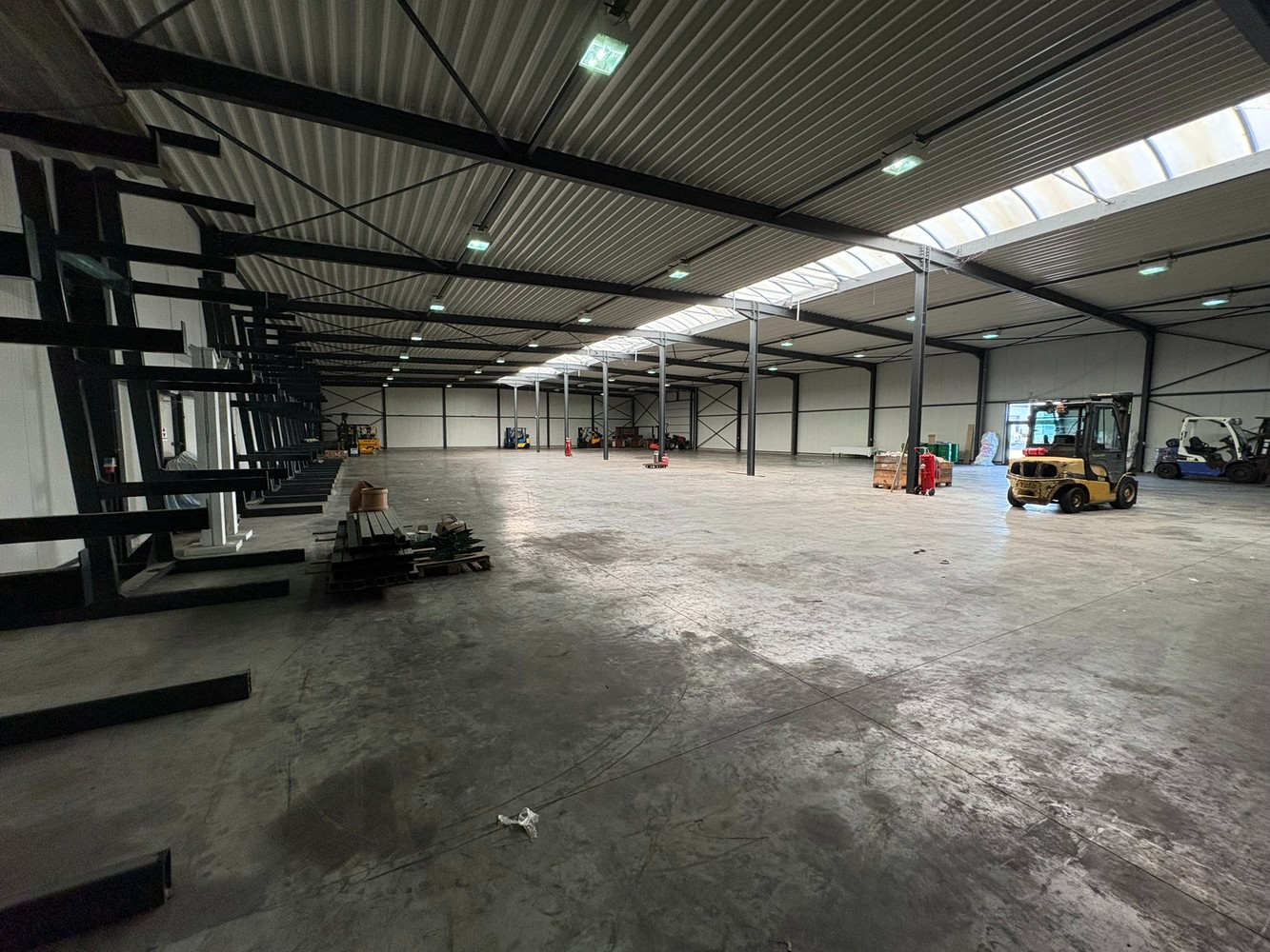 Ruime bedrijshal te huur – logistiek gunstige locatie in Sint-Truiden - foto 2