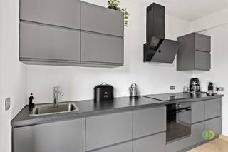 Gelegen te Neder-over-Heembeek vindt u dit veelzijdige opbrengsteigendom, momenteel opgedeeld in drie appartementen waarvan er twee vergund...