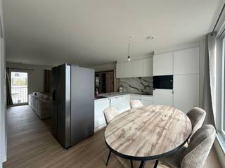<p><span>Ruim en lichtrijk duplex appartement met 2 slaapkamers in Lier</span></p><p><span>Dit moderne duplex appartement maakt deel uit van een kleinschalig nieuwbouwproject en combineert ruimte, licht en comfort op een doordachte manier.</span></p><p><span>De leefruimte met open keuken bevindt zich op het eerste niveau en geniet van veel natuurlijk licht dankzij de grote raampartijen. Aansluitend is er een aangename buitenruimte die zorgt voor extra wooncomfort.</span></p><p><span>Op het tweede niveau bevinden zich </span><span>2 volwaardige slaapkamers</span><span>, ideaal voor koppels, een klein gezin of wie extra ruimte wenst voor een bureau of hobbykamer. Verder is er een praktische badkamer en voldoende bergruimte voorzien.</span></p><p><span>Dankzij de duplexindeling geniet u van een duidelijke scheiding tussen leef- en slaapgedeelte, wat bijdraagt aan rust en privacy.</span></p><p><span>Gelegen in Lier met een goede bereikbaarheid en in de nabijheid van winkels, scholen en belangrijke verbindingswegen.</span></p><p><span>Kortom: een comfortabel en modern appartement met een huiselijk gevoel, verdeeld over twee niveaus.</span></p>