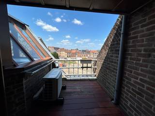Gezellige studio met terrasje, vlakbij de Markt. ALGEMEEN:- Studio gelegen op de derde verdieping (geen lift aanwezig).- Studio is voorzien van...
