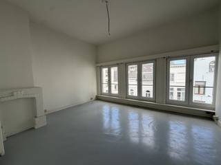 <p><span>Op zoek naar een gezellige studio op een toplocatie in Antwerpen? Deze studio op de vierde verdieping in een gebouw op de Oude Koornmarkt, midden in het bruisende historische stadscentrum combineert comfort met een uitstekende ligging. Gelieve alleen per mail te reageren - info@century21advieskantoor.be</span></p><p><span>Huurprijs: 850 + 100 vaste kosten.</span></p><p><span>De studio beschikt over een leefruimte met slaapgedeelte, een keuken en badkamer met douche en toilet.</span></p><p><span>Gelieve alleen per mail te reageren - info@century21advieskantoor.be</span></p>