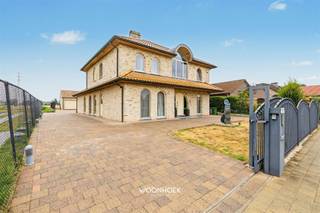 <p>VILLA EXCLUSIVE AVEC VUE PANORAMIQUE À SINT-NIKLAAS</p><p>Cette majestueuse maison de maître située à Sint-Niklaas est un véritable joyau pour les familles en quête d’espace, de confort et d’équipements modernes. Avec une surface habitable de 303 m² et un terrain de 913 m², cette propriété offre de nombreuses possibilités pour une vie agréable.</p><p>AGENCEMENT ET ESPACE</p><p>La propriété dispose de quatre chambres spacieuses, idéales pour une famille qui s'agrandit ou pour aménager un bureau à domicile. Avec deux salles de bains luxueuses, le confort et l'intimité sont garantis pour tous les occupants. Le salon et la salle à manger ouverts constituent le cœur de la maison, avec de grandes baies vitrées donnant sur la campagne environnante. Cet espace respire l’élégance et la lumière, parfait tant pour la vie quotidienne que pour recevoir des invités.</p><br /><hr /><p>CUISINE ET ÉQUIPEMENTS MÉNAGERS</p><p>La cuisine intégrée est équipée d’appareils électroménagers en acier inoxydable haut de gamme, dont un double four encastré et un plan de travail entièrement équipé. Avec ses nombreux rangements et son îlot central, cette cuisine est un véritable paradis pour les amateurs de cuisine.</p><p>CONFORT ET BIEN-ÊTRE</p><p>Les deux salles de bains sont luxueusement aménagées avec des baignoires à remous, des douches à effet pluie design et des sèche-serviettes chauffants, créant ainsi une ambiance digne d’un spa. La chambre principale dispose d’une salle de bains attenante séparée et très spacieuse, dotée de portes-fenêtres pliantes donnant sur un espace extérieur privé.</p><p>ÉQUIPEMENTS PRATIQUES</p><p>Le garage attenant offre suffisamment d’espace pour au moins deux véhicules et dispose d’une borne de recharge pour véhicules électriques. Cela séduira immédiatement les propriétaires modernes et soucieux de l’environnement.</p><br /><hr /><p>ESPACE EXTÉRIEUR</p><p>Le terrain comprend un jardin entièrement pavé avec un coin salon, idéal pour la détente et la vie en plein air. L'emplacement garantit une grande intimité avec vue sur les prairies et le paysage typique de la région.</p><p>EMPLACEMENT ET ACCESSIBILITÉ</p><p>Cette propriété bénéficie d’un emplacement stratégique à Sint-Niklaas, à proximité immédiate du centre-ville et avec un accès facile aux transports en commun. Les écoles, les commerces et les équipements de loisirs sont à portée de main.</p><p>Il s'agit d'une occasion unique de profiter d'un cadre de vie somptueux dans un environnement rustique.</p>
