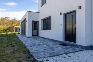 <p>In een rustige, groene omgeving van Heusden vinden we deze volledig vernieuwde en instapklare woning, die uitblinkt in licht, ruimte en moderne afwerking<br />Bij het binnenkomen komt u in de lichtrijke leefruimte. Dankzij de brede glaspartijen geniet je overal van een prachtig zicht op de diepe tuin. Aansluitend bevindt zich de moderne keuken, uitgerust met kwalitatieve toestellen. Gelijkvloers wonen is perfect mogelijk met een slaapkamer en eerste badkamer op de benedenverdieping.<br /><br />Op de verdieping bevinden zich verder nog twee ruime slaapkamers en een badkamer, ingericht met een ligbad en douche. <br /><br />De tuin vormt de grootste troef van deze woning. Het ruime perceel biedt volop privacy en mogelijkheden. Deze woning combineert een hoogwaardige afwerking met comfortabel wonen. Ze is rustig gelegen, maar toch dicht bij winkels, scholen en belangrijke verbindingswegen. Een ideale thuis voor wie ruimte, comfort en flexibiliteit zoekt in hartje Heusden.<br /><br />Meer informatie of een afspraak? <br /><br />Bel Ilhan: 0489 27 20 72 of mail ilhan@cornelis-goeman.be</p>