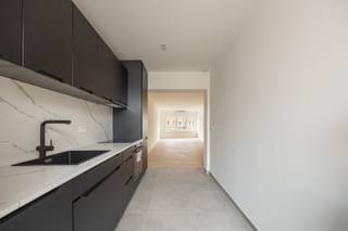 Schitterend gerenoveerd appartement in een gerenoveerd gebouw in het hartje van de gemeente Schoten vlakbij winkels, Markt, openbaar vervoer, .... Het appartement is gerenoveerd met oog voor de toekomst. Het appartement geniet van een zeer groot terras van +/- 44 m² met een goede zonoriëntatie.<br /><br />Indeling van het appartement:<br /><br />Via de inkomhal betreed je het appartement. De inkomhal is voorzien van een afzonderlijk toilet met handenwasser. De lichtrijke leefruimte op parket geniet een oppervlakte van +/- 35 m² en geniet van grote ramen aan de voorzijde. Achteraan bevindt zich de open ingerichte keuken voorzien van kasten, kookfornuis, Amerikaanse frigo, dampkap, spoeltafel en vaatwasser. Via de keuken kom je terecht op het aangrenzende zonneterras dat een oppervlakte geniet van +/- 44 m², aangelegd met bankirai. De masterbedroom (+/- 13,15 m²) op parket geniet van een aansluitende dressingruimte (+/- 6,23 m²) en een ensuite badkamer met dubbele lavabo met meubel, inloopdouche, ligbad en toilet. De tweede slaapkamer (+/- 15,11m²) geniet van een ensuite badkamer voorzien van wastafel met meubel en inloopdouche.<br /><br />Het appartement is gelegen in een kleinschalig volledig gerenoveerd gebouw met lage algemene onkosten. Individuele nutsvoorzieningen. Kelderberging.<br />Verwarming met lucht-lucht warmtepomp.