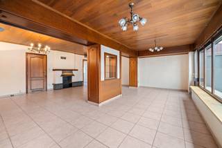 Deze op te frissen rijwoning op 197m2 in een centraal gelegen buurt bestaat uit:<br /><br />- De kelderverdieping met: een droge kelder;<br /><br />- Het gelijkvloers met: inkomhal met toilet, ruime leefruimte met veranda, keuken (met fornuis, oven en microgolfoven), garage met automatische poort, terras met tuinhuis en uitweg;<br /><br />- De eerste verdieping met: 3 slaapkamers en badkamer (met lavabo, douche en wc).<br /><br />Voorzieningen: dubbele beglazing, verwarming op mazout, regenwater en rolluiken.<br /><br />Woning is onderhevig aan de geldende renovatieplicht.<br /><br />Leg nu uw bezoek vast aan deze woning met mogelijkheden.<br />