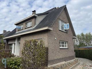 Deze correct onderhouden woning bevindt zich in een verkeersluwe straat op een boogscheut van Ename bos. Indeling beneden : ingerichte keuken...