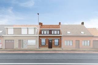 Maison à vendre à Poperingestraat 93 à Woesten. Cette maison à rénover dispose de 3 chambres, d'un joli jardin avec sortie et d'un garage. Idéal pour ceux qui recherchent une propriété à personnaliser. Cette maison à vendre bénéficie d'une connexion fluide vers Vleteren, Poperinge et Ypres. <br /><br />MISE EN PAGE<br />Rez-de-chaussée : Salon avec cuisine ouverte - pièce du rez-de-chaussée - débarras - salle de bain de plain-pied avec toilettes - spacieux bâtiment de rangement/arrière avec grenier - jardin avec sortie - garage.<br /><br />Premier étage : deux chambres - grenier.<br /><br />POINTS FORTS<br />Trois chambres<br />Garage <br />Jardin avec sortie <br />Pour rénover selon votre propre style <br /><br /><br />Ce bien est soumis à l'obligation de rénovation imposée par le gouvernement flamand pour les bâtiments résidentiels (sauf en cas de démolition dans les 5 ans suivant l'achat). Pour plus d'informations, veuillez consulter le site web de l'Agence flamande de l'Énergie et du Climat via https://www.vlaanderen.be/een-woning-kopen/renovatieverplichting-voor-residentiele-gebouwen<br /><br />Registre des mesures: non