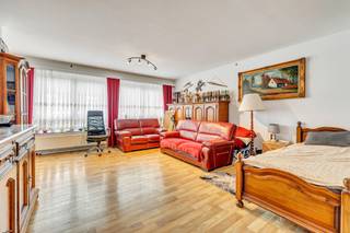 At the border between Ganshoren and Jette, on the 3rd floor of a small building with 4 units and no syndic, this bright apartment of ±85 m²...