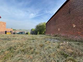 <p><span>Century21ImmoNero propose ce terrain à bâtir pour un développement ouvert avec une vue imprenable sur le centre de Huldenberg et ses environs verdoyants ; Lot 11 d'un lotissement approuvé avec une superficie de 556m² et une largeur de façade de 17,5m, Orientation façade arrière = Sud-Est. Pas d'obligation de construction. Règlement d'urbanisme au bureau.</span></p>