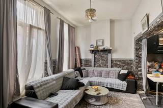 <strong>Charmante woning met 3 à 4 slaapkamers in het hart van Borgerhout</strong><br /><br />In het hart van Borgerhout, op een steenworp van winkels, scholen en openbaar vervoer, bevindt zich deze charmante en ruime woning. Dankzij de gunstige ligging vormt dit pand niet alleen een fijne gezinswoning, maar ook een interessante investering voor wie op zoek is naar een opbrengsteigendom met potentieel.<br /><br />Op het gelijkvloers kom je binnen in een gezellige leefruimte met open keuken, waar voldoende plaats is voor zowel een eet- als zithoek. De ruimte geniet van aangename lichtinval en sluit naadloos aan op een praktische wasplaats met aansluitingen voor wasmachine en droogkast. Verder vind je er ook een aparte technische ruimte en een gastentoilet. Op de eerste verdieping bevindt zich een ruime slaapkamer met dubbele beglazing in PVC, een comfortabele badkamer met ligbad en een apart nachttoilet. De tweede verdieping telt drie slaapkamers. Deze kamers kunnen dienen als kinderkamers, bureauruimte of hobbyruimte. Met enkele aanpassingen kan hier bovendien een ruime hoofdslaapkamer worden gecreëerd aangevuld met een extra kamer onder het dak.<br /><br />Met haar centrale ligging, praktische indeling en vele mogelijkheden biedt deze woning een mooie balans tussen wonen en investeren. Of je nu op zoek bent naar een gezellige gezinswoning of naar een interessant opbrengsteigendom, deze eigendom in Borgerhout is zeker het ontdekken waard.