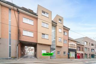 Het appartement bevindt zich in de Jozef Vervaenestraat te Ledeberg en geniet van een uitstekende bereikbaarheid dankzij de nabijheid van belangrijke invalswegen en openbaar vervoer. In de directe omgeving zijn er tal van winkels, supermarkten en scholen, wat bijdraagt aan een aangenaam en praktisch dagelijks leven. Bovendien is het levendige centrum van Gent vlot te bereiken.<br /><br />Dit ruim appartement bevindt zich op het gelijkvloers van deze kleinschalige residentie. Bij het betreden van het appartement komt u in een verzorgde inkomhal met toilet, die uitkomt op de ruime woonkamer. Verder biedt de hal toegang tot twee volwaardige slaapkamers, een open ingerichte keuken, en een verzorgde badkamer met ligbad en lavabomeubel. Het terras kent een toegang van zowel de woonkamer als de slaapkamer. Het appartement beschikt ook over een ruime berging. Bovendien is het uitermate geschikt als investeringspand voor verhuur, met de mogelijkheid tot het bijkopen van een garagebox.<br /><br />Heeft dit instapklare en lichtrijke 2-slaapkamerappartement met terras uw interesse gewekt? Neem dan zeker contact op met Brent via het e-mailadres brent@immofrancois.be om deel te nemen aan de bezoekdag. Tot binnenkort! <br /><br />