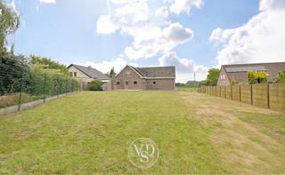 Deze ruime (net geen 200m²) opgefriste woning verwelkomt u met een inkomhal, een ruime en lichtrijke leefruimte, een afzonderlijke keuken, een badkamer, een apart toilet en een slaapkamer op het gelijkvloers. <br />Op de verdieping bevinden zich nog drie volwaardige slaapkamers.<br /><br />Verder beschikt de woning over een handige wasplaats, een riante kelder en een inpandige garage. <br />De praktisch te onderhouden tuin vormt een aangename buitenruimte, en is bijkomend voorzien van een tuinberging. <br /><br />Met enkele gerichte energetische aanpassingen kunt u deze woning omvormen tot de ideale gezinswoning.