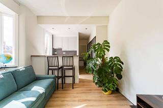 Deze volledig gerenoveerde studio is gelegen in het centrum van Aalst op wandelafstand van scholen, winkels en station. De studio bevindt zich op de eerste verdieping in een gebouw zonder lift en bestaat uit een inkomhal, apart toilet, leefruimte met open keuken (kookplaat, dampkap, spoelbak) en slaapkamer met ensuite badkamer (inloopdouche en enkele wastafel) de studio beschikt tevens over een ingemaakte kastenwand. Dankzij de uitmuntende ligging is deze studio ideaal als starters appartement! <br /><br />Geen gemeenschappelijke lasten, parkeergelegenheid in nabijheid en in de straat. Huurprijs: 575,- EUR/ maand + 20 EUR/ maand lasten. beschikbaar vanaf 01/07/2026