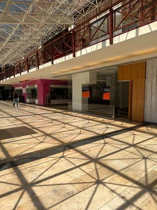 Ontdek dit interessante handelspand gelegen in Shopping 2 in het centrum van Genk. Met een oppervlakte van ca. 39m² is dit het ideale pand voor...