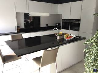 <p><span>PRACHTIGE HOB OP EEN MOOI PERCEEL VAN 399 M²</span></p><p><span> </span></p><p><span>Deze ruime en recente woning (oplevering 2016) biedt een combinatie van comfort, ruimte en kwaliteit. </span></p><p><span>Ze is gelegen in een rustige, kindvriendelijke woonwijk met zeer vlotte verbinding naar het havengebied, de kust, … Tevens zijn winkels in de nabijheid.</span></p><p><span> </span></p><p><span>Op het gelijkvloers bevindt zich een </span><span>zeer royale leefruimte met open keuken</span><span> en een aansluitende ruime berging/wasplaats + grote garage. Extra troef zijn de extra parkeerplaatsen naast de woning. </span></p><p><span>De 1e verdieping beschikt over </span><span>3 volwaardige kamers, een dressing en een stijlvolle badkamer</span><span>. </span></p><p><span>De 2e verdieping biedt bovendien de mogelijkheid om nog </span><span>minstens 2 extra kamers, een hobbyruimte of bureel</span><span> te creëren.</span></p><p><span> </span></p><p><span>Ook technisch is deze woning uitstekend uitgerust met </span><span>zonnepanelen en airconditioning/warmtepomp</span><span>. </span></p><p><span>Bovendien zijn alle verdiepingen uitgerust met vloerverwarming!</span></p><p><span>De elektriciteit is helemaal conform en met een </span><span>EPC-label A</span><span> scoort de woning bovendien bijzonder goed op gebied van energiezuinigheid. </span></p><p><span> </span></p><p><span>Buiten geniet u van een </span><span>mooie omheinde tuin met twee terrassen</span><span>, waarvan één aansluit bij het grote, gemetste tuinhuis.</span></p><p><span> </span></p><p><span>Een zeer mooi en compleet aanbod voor wie op zoek is naar ruimte, luxe en comfort!</span></p><p><span> </span></p><p><span>Wenst u graag meer info of bent u geïnteresseerd in een plaatsbezoek? </span></p><p><span>Gelieve ons dan te contacteren op het nummer 03 775 41 88 of mail naar </span><span><span>Kurt@vastgoed-smet.be</span></span><span> </span></p><p><span><span>www.vastgoed-smet.be</span></span></p><p><span> </span></p><p><span>De verstrekte gegevens/informatie (zowel online als gedrukt) worden vrijblijvend verstrekt, enkel ter inlichting, zonder contractuele verbintenis of garantie van onzentwege en kunnen op ieder ogenblik gewijzigd worden</span></p><p><span> </span></p>