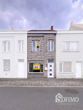 <h3><span>Centrale, rustig gelegen rijwoning met uitbreidingsmogelijkheden.</span></h3><h3><span> </span></h3><h3><span>Deze rijwoning is gelegen in een rustige zijstraat, op korte wandelafstand van zowel het stadscentrum als het station. Zo geniet u van een uitstekende bereikbaarheid gecombineerd met een aangename, rustige woonomgeving.</span></h3><h3><span> </span></h3><h3><span>Indeling:</span></h3><h3><span>Op het gelijkvloers bevindt zich één ruime slaapkamer, een gezellige leefruimte, keuken, gastentoilet, een badkamer en bergruimte.</span></h3><h3><span>Op de eerste verdieping zijn er nog twee ruime slaapkamers. </span></h3><h3><span>De zolderverdieping is reeds geïsoleerd en biedt de mogelijkheid om nog twee extra kamers in te richten – perfect voor wie nood heeft aan extra ruimte of op termijn wil uitbreiden.</span></h3><h3><span> </span></h3><h3><span>Pluspunten:</span></h3><ul><li><span>Goede ligging: rustig maar toch vlak bij centrum en station</span></li><li><span>EPC-label C → geen renovatieverplichting</span></li><li><span>PVC ramen met dubbele beglazing</span></li><li><span>Verwarming op gas</span></li><li><span>Mogelijkheid tot 5 slaapkamers</span></li></ul><h3><span> </span></h3><h3><span>Deze woning is een uitstekende keuze voor starters of investeerders die op zoek zijn naar een goed gelegen pand met potentieel en sterke basiskenmerken.</span></h3><h3><span>Ontdek zelf de mogelijkheden en plan vandaag nog een bezoek.</span></h3>