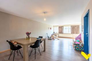 Zeer ruim duplex-appartement in hartje Meerhout. <br /><br />Bent u op zoek naar een groot appartement met ruimte, comfort én een uitstekende ligging? Dit interessant duplex appartement van maar liefst 117 m² combineert licht, leefruimte en functionaliteit op een unieke manier.<br /><br />Via de trap bereiken we het appartement op de eerste verdieping. Op dit verdiep vinden we een apart toilet, berging, grote leefruimte met open keuken en de trap naar de 2de verdieping. Aan de keuken is er toegang tot het omvangrijke terras van +- 30 m². <br />Op de tweede verdieping beschikt deze duplex over 2 volwaardige slaapkamers en een uitgeruste badkamer met tweede toilet. <br /><br />Gelegen op een uitstekende locatie te hartje Meerhout met winkels, openbaar vervoer, horeca en scholen op wandelafstand.<br /><br />Deze eigendom is ook uitermate geschikt als investering. <br /><br />Troeven: <br />- Zeer gunstige EPC-score<br />- Geldige elektriciteitskeuring tot 2051! <br />- Aparte privé-inkom<br />- Groot terras<br />- Zeer veel ruimte en een huiselijk gevoel<br /><br />Wacht niet langer en plan uw bezoek via info@immovl.be of het nummer 014 58 02 08.