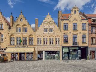 Dit handelsgelijkvloers, op commerciële toplocatie op de Grote Markt heeft volgende indeling:<br /><br />INDELING:<br />Commerciële handelsruimte - stadskoer - kitchenette met apart toilet - stockageruimte - garage. (Leveringen mogelijk via Sint-Niklaasstraat)<br /><br />ALGEMEEN:<br />- Uiterst commerciële ligging!<br />- EPB van toepassing.<br />- Grote raampartijen!<br />- Vrij vanaf 01/04/2027! <br />- Topligging in Centrum Diksmuide<br />- Vele mogelijkheden!<br /><br />Meer info op www.vastgoedvanoverschelde.be