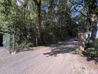 Uitzonderlijke groot perceel recreatiegrond van ca. 1, 26ha. met vakantieverblijf uit 1971, paardenstal en weide. Gunstig gelegen in de recreatiezone Rode Del op de grens met Nederland. Het <strong>recreatiegebied Rode Del in Arendonk</strong> is een uniek gebied in de Antwerpse Kempen waar <strong>natuur, industrieel erfgoed en recreatie</strong> samenkomen. Gelegen ten oosten van de dorpskern, vlak achter de bedrijfsterreinen van Ravago Plastics en nabij Brug 4 aan het Kanaal Dessel-Turnhout-Schoten, kent het een bijzondere geschiedenis en bestemming. Vandaag de dag is het een gevarieerd landschap waar voormalige visvijvers in ere worden hersteld, dennenbossen plaatsmaken voor heide en loofbos, en natte hooilanden en berkenbroekbossen de ruimte krijgen. De midden op het perceel gelegen te renoveren vakantiewoning is in metselwerk en beton uitgevoerd en bestaat uit een woonverdieping met leefruimte, keuken en terras, één slaapkamer en een badkamer met douche in ligbad, toilet en lavabomeubel. De onder-verdieping is grotendeels onderkelderd en bestaat uit garage en kelders. Rondom deze eigendom is water en elektriciteit voorzien. Momenteel wordt de woning verhuurd.<br />Dit perceel is gelegen in het RUP Cluster Weekendverblijven C1. Voor de bestemmingsmogelijkheden inzake ruimtelijke ordening verwijzen wij naar onderstaande link van de gemeentelijke website: <br />https://arendonk.be/wonen-omgeving/ruimtelijke-planning/ruimtelijke-uitvoeringsplannen-rup/rup-cluster-weekendverblijven-c1<br /><em>Oppervlakten zijn indicatief en conform het EPC-attest.</em>