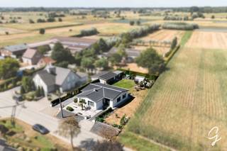 <p><strong><span>Nabij Sleidinge-dorp – centraal wonen met een landelijk dorpsgevoel</span></strong></p>
<p><span>Op een aangename en vlot bereikbare locatie nabij het centrum van Sleidinge vinden we deze </span><strong><span>moderne, gerenoveerde bungalow</span></strong><span>. Dankzij de ligging geniet je van een rustige, landelijke woonomgeving, terwijl belangrijke invalswegen en voorzieningen vlot bereikbaar zijn. Ook het woon-werkverkeer verloopt hierdoor bijzonder aangenaam.</span></p>
<p><span>De woning omvat een </span><strong><span>lichtrijke living</span></strong><span>, een moderne keuken uitgerust met </span><strong><span>AEG-toestellen (2021)</span></strong><span>, </span><strong><span>3 ruime slaapkamers</span></strong><span> en een badkamer met douche en lavabo. Overal zijn rolluiken voorzien.</span></p>
<p><span>Op technisch vlak beschikt de woning onder meer over een </span><strong><span>moderne gevel met spouwmuurisolatie, ventilatie type C en een kruipkelder</span></strong><span>.</span></p>
<p><span>Een absolute troef is de </span><strong><span>zonnige tuin</span></strong><span>, aangevuld met een </span><strong><span>garage</span></strong><span> en een praktisch bijgebouw dat ideaal is als werkruimte, hobbyruimte of extra opslagplaats.</span></p>
<p><span>Daarnaast zijn er </span><strong><span>2 regenputten van respectievelijk 3.000 en 5.000 liter</span></strong><span> aanwezig.</span></p>
<h3><span>Bezoekdagen</span></h3>
<p><strong><span>Zaterdag 29/08 van 9u tot 13u</span></strong><br /><strong><span>Dinsdag 01/09 van 17u tot 19u, mits afspraak</span></strong></p>
<p><span>Interesse in deze instapklare bungalow? Neem gerust contact op voor meer informatie of om uw bezoek in te plannen.</span></p>
<p><strong><span>Simon Coens – Cornelis Goeman</span></strong><br /><span>✉️ </span><span>simon@cornelis-goeman.be</span><br /><span>📞 0478/206.774</span></p>