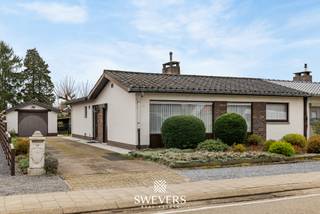 Voor meer info en foto’s, surf naar www.swevers.be – Deze halfopen, gelijkvloerse woning in Heusden-Zolder is een interessante opportuniteit voor wie op zoek is naar een knusse woning met renovatiepotentieel. De woning werd gebouwd in 1969, werd goed onderhouden en biedt een bewoonbare oppervlakte van circa 122 m². Dankzij de vele raampartijen geniet u hier van een aangename lichtinval en een warm, open gevoel.<br />Via de inkomhal komt u in de gezellige leefruimte van ongeveer 31 m², ingericht in een praktische L-vorm. Aansluitend ligt de keuken van 7 m², met toegang tot de veranda die perfect kan dienen als extra zit- of eetruimte. De woning beschikt verder over 2 slaapkamers van 13 m² en 10 m², een badkamer en een ruime berging die mogelijkheden biedt als bureau, extra slaapkamer of uitbreiding van de leefruimte.<br />Ook praktisch scoort deze woning goed met de ruime vrijstaande garage van ongeveer 25 m². Het perceel van 718 m² is zuidgericht en beschikt over een mooi aangelegde tuin waar u in alle rust en privacy van de zon kan genieten.<br />De ligging is bovendien gunstig, met winkels op 2 km, restaurants op 1 km, scholen op 2 km, openbaar vervoer op 500 meter en de snelweg op 5 km. Een woning met veel mogelijkheden op een rustige, goed bereikbare locatie. Voor meer informatie, bel 011 255 155. Bron bewoonbare oppervlakte: EPC – verslag.
