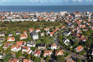 Exclusively for sale – Refined villa in Duinbergen<br /><br />Ideally located in the sought-after area of Duinbergen, just a short walk from the beach, this stylishly renovated villa combines character, elegance and contemporary comfort.<br /><br />The grand entrance hall with cloakroom and guest toilet leads into the bright living areas. A refined lounge with fireplace connects seamlessly to the dining room and the open-plan designer kitchen. Expansive windows bring in abundant natural light and create a direct connection to the garden.<br /><br />On the first floor, the master suite features a walk-in dressing and a luxurious bathroom, complemented by two additional bedrooms, each with built-in wardrobes and private shower room. The second floor is designed as an exceptional suite with freestanding bath, walk-in shower and separate toilet – a true private retreat.<br /><br />The basement level surprises with a stylish bar, a spacious laundry area and an integrated garage. Additional parking is available at the front of the property.<br /><br />The landscaped garden with multiple sun-drenched terraces offers a serene and private outdoor living experience.<br /><br />Equipped with a heat pump, home automation system, air conditioning and other modern technologies, this villa ensures ultimate comfort.<br /><br />EPC: 106 kWh/m² – UC: 3648068<br /><br />A rare opportunity on a prime location in Duinbergen, where every detail is perfectly executed.