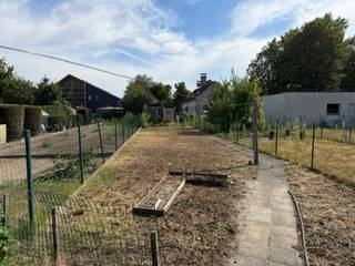 Deze woning is gelegen op een perceel van 385 m² en biedt dankzij de ruime grondoppervlakte en de aangename tuin heel wat potentieel. De woning is momenteel ingericht met 2 slaapkamers en beschikt achteraan over een gezellige tuin met verschillende koterijen.<br /><br />De woning is volledig te renoveren, maar net dat biedt de mogelijkheid om ze volledig naar eigen smaak en hedendaagse woonnormen om te vormen. Of u nu droomt van een gezellige gezinswoning of een renovatieproject als investering: hier zijn verschillende mogelijkheden.<br /><br />Een absolute troef is de ligging. Het station van Aalter bevindt zich heel dichtbij, waardoor u op wandelafstand toegang heeft tot treinverbindingen en openbaar vervoer. Ook scholen, winkels, horeca en andere dagelijkse voorzieningen bevinden zich in de nabije omgeving.<br /><br />Deze woning is vooral interessant voor wie niet bang is om de handen uit de mouwen te steken en op zoek is naar een pand waar nog een eigen verhaal van kan worden gemaakt.<br /><br />De combinatie van de ruime perceeloppervlakte, de tuin, de huidige 2 slaapkamers en de bijzonder gunstige ligging maakt dit tot een interessante opportuniteit voor zowel een handige particulier als een investeerder.<br /><br />Een woning met werk aan de winkel, maar vooral met ruimte en potentieel om er iets moois van te maken.<br /><br />Interesse? Neem contact op voor meer informatie of een bezoek ter plaatse.<br /><br />Dit pand is onderworpen aan de renovatieverplichting van de Vlaamse overheid voor residentiële gebouwen (behoudens bij sloop binnen 5 jaar na de aankoop). Consulteer voor meer informatie de website van het Vlaams Energie- en Klimaatagentschap via https://www.vlaanderen.be/een-woning-kopen/renovatieverplichting-voor-residentiele-gebouwen<br /><br />Bestuursmaatregelen in het maatregelenregister: nee