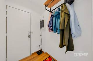 Op zoek naar een comfortabel appartement op een goed bereikbare locatie in Gent? In de Scandinaviëstraat, vlak bij de Oude Dokken, geniet u van een aangename woonomgeving met tal van voorzieningen binnen handbereik. Dok Noord biedt een gevarieerd aanbod aan winkels en horeca, terwijl het Handelsdok uitnodigt tot wandelen en fietsen. Ook Gent-Dampoort, het stadscentrum en de R4 zijn vlot bereikbaar.<br /><br />Op de 11de verdieping bevindt zich dit verzorgd appartement met een bewoonbare oppervlakte van 72 m². De inkomhal leidt naar de woonkamer, die rechtstreeks aansluit op het ruime, zuidwestgerichte terras van 15 m². Verder beschikt het appartement over een volledig uitgeruste keuken, twee slaapkamers, een badkamer met inloopdouche en wastafel, een afzonderlijk toilet en een privatieve berging.<br /><br />In 2023 werden zowel de keuken als de badkamer vernieuwd en werd het appartement geschilderd. Dankzij de dubbele beglazing en centrale verwarming via een warmtenet geniet u van hedendaags wooncomfort. Het gunstige EPC-label B (131 kWh/m²/jaar) en de conforme elektriciteit vormen bijkomende troeven.<br /><br />Ziet u zichzelf hier al wonen? Contacteer Jamiro via jamiro@immofrancois.be of telefonisch voor meer informatie of een bezoek. Tot binnenkort!<br /><br />
