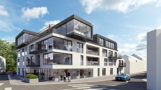 La résidence Sint-Amandus sera érigée à l'angle de la Kortrijkstraat et de la Harelbeekstraat, près du marché de Zwevegem, avec une vue unique sur l'imposante église Sint-Amandus. Grâce à cet emplacement central, tout est facilement accessible : la boulangerie, la boucherie, les restaurants, les magasins,...Le nouveau projet de construction Sint-Amandus est une réalisation du Groep Thiers et a été conçu par le cabinet d'architectes Adins-Van Looveren. Fort de plus de 50 ans d'expérience, le groupe Thiers est devenu un partenaire fidèle dans le développement de résidences et de lotissements de qualité en Flandre occidentale.La résidence se composera de 23 appartements et de 2 espaces commerciaux.Il y aura également de nombreuses places de parking souterraines ainsi que des locaux de stockage individuels et un local à vélos. De plus, l'installation de bornes de recharge électriques est possible.Vous recherchez un bien immobilier commercial à vendre à Courtrai ? Contactez-nous pour plus d'informations ou pour une visite sur place.