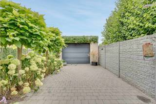 Bent u op zoek naar een ruime, energiezuinige gezinswoning op een rustige toplocatie? Dan is deze prachtige woning, gelegen aan de Proosterbosstraat 3 in Maasmechelen, absoluut een bezoek waard.<br /><br />De woning bevindt zich in een aangename, groene en kindvriendelijke woonwijk, op een uitstekende ligging nabij scholen, winkels, openbaar vervoer en belangrijke invalswegen. Hier geniet u dagelijks van de rust van een residentiële omgeving, terwijl alle voorzieningen zich op korte afstand bevinden.<br />Met een perceeloppervlakte van maar liefst 609 m² en een bewoonbare oppervlakte van 245 m² biedt deze woning een uitzonderlijk gevoel van ruimte, zowel binnen als buiten.<br /><br /><strong>Indeling</strong><br />Bij het betreden van de woning wordt u verwelkomd in een zeer ruime inkomhal met een gastentoilet. Van hieruit bereikt u de lichtrijke leefruimte, bestaande uit een eetkamer en een gezellige zithoek die desgewenst afzonderlijk kan worden afgesloten. Dankzij de grote raampartijen geniet u van een aangename lichtinval en een prachtig zicht op de tuin.<br /><br />Aansluitend bevindt zich de open, volledig uitgeruste keuken met kwalitatieve toestellen, waaronder een vaatwasser, oven, stoomoven, koelkast en inductiekookplaat. Naast de keuken vindt u een praktische berging met aansluitingen voor wasmachine en droogkast. Tevens zijn hier de technische installaties ondergebracht, waaronder de omvormer van de zonnepanelen, de thuisbatterijen en de overige technieken van de woning.<br /><br />Op de eerste verdieping bevinden zich vier slaapkamers, waarvan drie bijzonder ruime kamers. De vierde kamer wordt momenteel ingericht als bureau/dressing, maar kan eveneens perfect dienstdoen als kinderkamer of hobbyruimte.<br /><br />De badkamer is uitgerust met een inloopdouche, een ligbad, een dubbele wastafel en een tweede toilet.<br />Via een vlizotrap bereikt u de bijzonder ruime zolderverdieping. Mits het plaatsen van een vaste trap kan deze ruimte eenvoudig worden ingericht als extra slaapkamer(s), speelkamer, bureau of hobbyruimte.<br /><br /><strong>Buitenleven</strong><br />Ook buiten heeft deze woning heel wat te bieden. Vanuit de keuken heeft u toegang tot een gezellig overdekt terras waar u het hele jaar door kunt genieten. Daarnaast beschikt één van de slaapkamers op de eerste verdieping over een eigen terras.<br /><br />De volledig omheinde tuin is een echte groene oase en biedt optimale privacy. Dankzij het automatische sproeisysteem blijft het gazon het hele jaar door mooi onderhouden.<br />Absolute blikvanger is het verwarmde zwembad van 5 x 3 meter, uitgerust met een warmtepomp, automatisch pH- en chloordoseersysteem en een filtersysteem. Achter het zwembad bevindt zich bovendien een sfeervol poolhouse, ideaal om tijdens de zomermaanden heerlijk te ontspannen of gasten te ontvangen.<br />Verder beschikt de woning over een ruime garage met elektrische sectionaalpoort en voldoende parkeergelegenheid.<br /><br /><strong>Troeven</strong>
<ul>
<li>Rustige en residentiële ligging in een groene buurt</li>
<li>Nabij scholen, winkels, openbaar vervoer en invalswegen</li>
<li>Perceel van 609 m²</li>
<li>Airco's (verwarmen/verkoelen)</li>
<li>Bewoonbare oppervlakte van 245 m²</li>
<li>4 slaapkamers</li>
<li>Mogelijkheid tot extra kamers op de zolder</li>
<li>Volledig uitgeruste keuken</li>
<li>Zonnepanelen en thuisbatterijen</li>
<li>Verwarmd zwembad met automatische waterbehandeling</li>
<li>Poolhouse</li>
<li>Sproeisysteem</li>
<li>Overdekt terras én terras op de verdieping</li>
<li>Volledig omheinde tuin met sproei-installatie</li>
<li>Ruime garage met elektrische poort<br /> </li>
</ul>
Deze instapklare woning combineert ruimte, comfort, energiezuinigheid en een uitstekende ligging. De ideale thuis voor gezinnen die op zoek zijn naar kwalitatief wonen in een rustige omgeving met alle voorzieningen binnen handbereik.<br /><br /><strong>Spreekt deze prachtige woning jou aan, aarzel dan zeker niet voor een bezichtiging in te plannen:<br />Tel.: 0032 (0) 485 97 49 28<br />E-mail: info@co-realestate.be</strong>