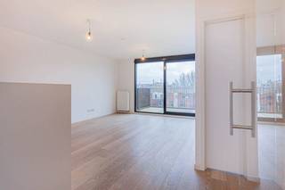 Dit appartement werd gebouwd in 2013 met aandacht voor kwalitatieve materialen en is gelegen in de nabijheid van de Watersportbaan (Blaarmeersen) en de Bourgoyen-Ossemeersen. Zo zijn er dus tal van wandel- en sportmogelijkheden. Daarnaast zijn er ook voldoende warenhuizen op wandelafstand en kent de locatie een perfecte verbinding met de ring van Gent en de R4. De site waar het gebouw zich bevindt ligt te midden het groen en wekt een natuurlijk gevoel van rust op. Op het terrein zijn er meerdere bankjes en locaties waar een pick-nick of BBQ mogelijk is. Het appartement zelf biedt een inkom met apart toilet, een gezellige leefruimte met kwalitatieve open keuken ( Bulthaup kasten met Miele toestellen), handige berging met aansluiting voor was-droogmachine Ruime slaapkamer en badkamer met lavabo, ligbad én douche. De leefruimte en slaapkamer situeren zich aan de oostkant en hebben een aangenaam uitzicht. Verder is er nog een kelder inbegrepen en is er de mogelijkheid tot het aankopen van een staanplaats voor 25 000 euro. Het appartement is momenteel verhuurd wat het eveneens interessant maakt als investering. Contacteer ons en kom dit uitermate gezellig appartement snel bezoeken!