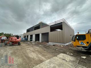 Nieuwbouw <strong>KMO-unit van 249 m²</strong> met <strong>130 m² kantoorruimte</strong> te koop en 4 privatieve parkeerplaatsen.<br />De loods maakt deel uit van <strong>“Apollo”</strong>, een gloednieuw KMO-project bestaande uit diverse multifunctionele units vanaf 175 m² tot 2.500 m² , waaronder enkele met kantoorverdieping. Deze ontwikkeling ligt op <strong>minder dan 2 km</strong> van het op- en afrittencomplex van de <strong>E17 te Waregem</strong> – een absolute <strong>toplocatie</strong> voor ondernemers die belang hechten aan bereikbaarheid in een bedrijvige regio.<br /><br />De<strong> casco magazijnruimtes </strong>(brandklasse C) zijn opgebouwd uit een duurzame staalstructuur met geïsoleerde sandwichpanelen met afwerkingspaneel. Ze beschikken over een <strong>vrije hoogte van 6 meter</strong>, wat zorgt voor een optimaal gebruik van de ruimte. Elke unit is standaard uitgerust met een <strong>automatische sectionale poort</strong> (4 m B x 4,2 m H) met aparte toegangsdeur en bovenlicht, een lichtstraat met geïntegreerde RWA-koepel en een slijtvaste <strong>polybetonvloer </strong>(1T/m²). Tevens beschikt elke unit over een individuele regenwaterput van 15.000L.<br /><br />De <strong>casco kantoorruimte</strong> is gelegen op de <strong>1ste verdieping</strong> en is voorzien van een gemeenschappelijke<strong> trappenhal met lift</strong>. De grote raampartijen zorgen voor veel <strong>natuurlijk lichtinval</strong> en zorgen voor een aangenaam werkklimaat.<br /><br />Per unit zijn <strong>minstens twee privatieve parkeerplaatsen voorzien</strong> (niet inbegrepen in de verkoopprijs). De loodsen zijn ideaal voor uiteenlopende doeleinden zoals atelier, opslag en distributie in combinatie met kantoor/showroom.<br /><br />De middelenverbintenis met betrekking tot de oplevering van blok 1 is gepland voor het <strong>vierde kwartaal van 2026</strong>. Grijp nu je kans en investeer in een toekomstgerichte werkomgeving op een toplocatie!<br /><br /><span><span>Contacteer <strong>PANORAMA B2B</strong> voor bijkomende (technische) inlichtingen, plannen of een vrijblijvend <strong>plaatsbezoek 056 222 256.</strong></span></span>