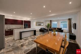 <p><span><strong>Prachtig gelijkvloersappartement met stadstuin op absolute toplocatie</strong><br /><br />Sommige appartementen voelen meteen als een thuis. Dit karaktervolle gelijkvloerse appartement van circa 100 m² is daar zonder twijfel één van. Het beschikt over twee afzonderlijke en volledig afsluitbare kamers, waarvan één momenteel als ruime hoofdslaapkamer is ingericht. De tweede volwaardige kamer kan perfect dienstdoen als extra slaapkamer, comfortabele logeerkamer, dressing of afzonderlijk thuiskantoor.</span></p>
<p><span>Het appartement is gelegen aan het begin van de Lange Leemstraat, op een bijzonder gegeerde locatie vlak bij de Leien en het Zuid. Hier woont u op wandelafstand van winkels, horeca en openbaar vervoer, terwijl u aan de achterzijde geniet van een uitzonderlijk ruime en rustige, zuidwestgerichte stadstuin van circa 35 m².</span></p>
<p><span>Dit karaktervolle pand werd in 2008 omgevormd van kantoorruimte tot een stijlvol en hedendaags appartement, waarbij kwaliteit en ruimte centraal staan. De prachtige groene natuurstenen vloer loopt doorheen bijna het volledige appartement en zorgt voor een warme, tijdloze uitstraling.</span></p>
<p><span>Bij het binnenkomen komt u terecht in de inkomhal met vestiaire en gastentoilet. Vanuit de hal betreedt u de ruime en lichtrijke leefruimte met open keuken en centraal keukeneiland. De keuken is volledig geïnstalleerd en uitgerust met hoogwaardige toestellen, ideaal voor wie houdt van comfort, koken en gezellig samenzijn.</span></p>
<p><span>Aansluitend bevindt zich de royale hoofdslaapkamer met ingemaakte kasten. Vanuit deze slaapkamer heeft u rechtstreeks toegang tot de ruime, zuidwestgerichte stadstuin van circa 35 m²: een heerlijke plek om in alle rust van de zon te genieten, gezellig te tafelen of vrienden te ontvangen.</span></p>
<p><span>Via een stijlvolle mezzanine bereikt u de ruime badkamer, voorzien van een dubbele lavabo, een ligbad en een inloopdouche.</span></p>
<p><span>Aan de straatzijde beschikt het appartement over een tweede volwaardige kamer met ingemaakte kasten. Deze ruimte kan volledig worden afgesloten en is perfect geschikt als extra slaapkamer, comfortabele logeerkamer, dressing of afzonderlijk thuiskantoor.</span></p>
<p><span>Bovendien worden de ramen en profielen aan de straatzijde nog vernieuwd. Dit zal het thermische en akoestische comfort van het appartement verder verhogen.<br /><br /><strong>Extra troeven</strong></span></p>
<span>Circa 100 m² bewoonbare oppervlakte</span><br /><span>Twee afzonderlijke en volledig afsluitbare kamers</span><br /><span>Uitzonderlijk ruime, zuidwestgerichte stadstuin van circa 35 m²</span><br /><span>Videofoon aanwezig</span><br /><span>Aansluiting voor was- en droogmachine discreet geïntegreerd in de vestiaire</span><br /><span>Ondergrondse parkeerplaats verplicht aan te kopen voor €35.000 — een bijzonder waardevolle troef op deze toplocatie, waar parkeren schaars is</span><br />
<p><span>Een prachtig en instapklaar appartement op een topligging, waar ruimte, licht, comfort en een uitzonderlijke buitenruimte perfect samenkomen.</span></p>
<p><span>Interesse? Voor meer informatie of het plannen van een bezichtiging kan u Xander contacteren via 0497 18 10 84 of </span><span>Xander@reds.be</span><span>.</span></p>