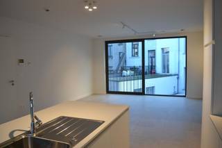 Dit prachtige appartement is gelegen op een toplocatie (zijstraat Marnixplaats - hartje Antwerpen "Zuid")  en heeft een oppervlakte van 83,5m² en omvat: leefruimte met veel lichtinval, ingerichte open keuken, 2 slaapkamers, gastentoilet, badkamer (douche en badkamermeubel met enkele lavabo), berging, patio aan de voorzijde van het appartement (volledig afsluitbaar door raampartij), ondergrondse parkeerplaats (-2 (nr.9)) en op -2 berging (nr.6) met toegang via de autolift. Personenlift. Kleine huisdieren zijn toegelaten (mits goedkeuring). Overige pluspunten: vloerverwarming en koeling, gordijnrails, verlichting,  camerabewaking, fietsenstalling, mogelijkheid om hybridewagen/fiets te laden, verwarming via warmtepomp, goed geïsoleerd verwacht energiepeil E30 (laag energiekost), zonnepaneel. vrij vanaf 01/03/2026. Kleinschalig project (rustig gebouw). Het EPB-verslag wordt nog door de bouwheer bezorgd. Maandelijkse provisie bedraagt € 185. Momenteel is het appartement nog bewoond,<br /><br />Voor meer informatie en/of het maken van een afspraak: patrik@ampvastgoed.be en/of 0465/00.40.45 en 0465/00.40.44<br /><br />Laat de kans om een kijkje te komen nemen naar dit nieuwbouwproject op het bruisende "Zuid" niet aan u voorbij gaan.