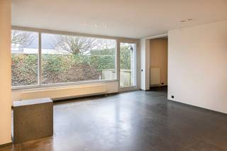 In de www.lauwbergstraat141.be (url kopiëren en plakken indien doorklikken niet lukt) in Lauwe stellen we jou graag deze ruime woning voor met...