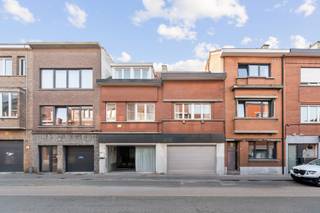 Unieke opportuniteit in hartje Kessel-Lo! Dit handelspand met woonst (totale opp. 237 m²) combineert werken en wonen op één toplocatie. Het gelijkvloers biedt 45 m² handelsruimte, ideaal voor vrij beroep, praktijk of kantoor. Daarboven geniet je van 152 m² comfortabele woonruimte - 5 slaapkamers - en een zolder van 39 m² die je naar eigen smaak kan afwerken. Achteraan zorgen een gezellig terras en stadstuin voor rust. Extra troef: een afgesloten garagebox in de aanpalende straat. Een perfecte mix van zichtbaarheid, bereikbaarheid én wooncomfort!<br />
<p>Heb je interesse en wil jij als eerste de kans grijpen om jouw droomwoning te ontdekken? We trappen onze verkoop af met een exclusieve “Avant-Première” op 24 en 25 oktober. Plan nu jouw bezoek via de groene ‘Plan jouw bezoek’ knop. De richtprijs bedraagt 498.000 euro. De biedingstermijn loopt tot en met 3 november. Bekijk het Avant-première reglement onder downloads.</p>