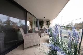 Ruim NIEUWBOUW twee slaapkamer appartement op de 1ste VERDIEPING in het centrum van Schilde!In een modern gebouw met lift bevindt zich dit...