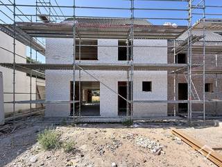 Rond de Mokkerkapel worden drie moderne BEN-woningen gebouwd op een toplocatie, op wandelafstand van scholen, winkels en openbaar vervoer. De woningen worden ontwikkeld met focus op maximaal wooncomfort, energiezuinigheid en een kwalitatieve afwerking.<br /><br />Lot 3 beschikt over een carport, een regenwaterput van 7.500 liter en een praktische zolder met extra mogelijkheden.<br /><br />De woning kan wind- en waterdicht aangekocht worden — ideaal voor wie de afwerking volledig naar eigen smaak wil bepalen.<br /><br />Wenst u meer informatie of een bezoek? Contacteer ons gerust.