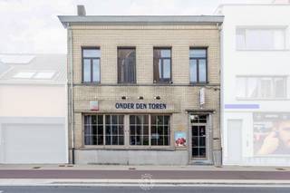 Dit ruime handelspand met bovenliggende woonst is gelegen op een zichtlocatie recht tegenover een kerkplein in Sint-Niklaas. Het gebouw biedt tal...