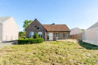 <p>Op zoek naar een woning die u volledig naar eigen smaak kunt vormgeven? Deze karaktervolle woning uit 1987, gelegen op een ruim perceel van maar liefst 10a29ca, biedt een uitstekende basis voor wie graag zelf de handen uit de mouwen steekt en een woning met een eigen identiteit wil creëren.</p><p>De woning bevindt zich in renovatie, waardoor u hier nog alle vrijheid heeft om de ruimtes en afwerking af te stemmen op uw eigen wensen. De huidige indeling omvat twee slaapkamers, met bovendien de mogelijkheid om een derde slaapkamer te creëren. Daarnaast beschikt de woning over een ruime zolder, bereikbaar via een valluik, die extra bergruimte biedt en eveneens mogelijkheden kan bieden voor verdere inrichting.</p><p>Een absolute troef is de dubbele garage, voorzien van elektrische garagepoorten met afstandsbediening. De ruime oprit en verhardingen zorgen bovendien voor voldoende parkeermogelijkheden op het eigen terrein.</p><p>Ook technisch zijn er interessante elementen aanwezig. Zo is er reeds een systeem voor vloerverwarming voorzien en beschikt de woning over airconditioning. Het EPC heeft momenteel label D.</p><p>Buiten geniet u van een ruim perceel met een rustige en landelijke uitstraling. De woning ligt in een aangename omgeving, terwijl u dankzij de vlotte verbindingen toch snel richting de belangrijkste verbindingswegen en de autosnelweg bent.</p><p>Dit is geen instapklare woning, maar net dát maakt ze interessant. De basis, de ruimte en de ligging zijn aanwezig; de verdere invulling laat u toe om er een woning van te maken die volledig aansluit bij uw eigen stijl en woonwensen.</p><p>Benieuwd naar de mogelijkheden en wilt u de woning zelf ontdekken?<br />De eerste bezichtiging vindt plaats op<strong> 3 oktober 2026</strong>.</p>