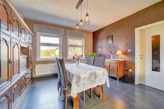 bouwing in het landelijke Tielt-Winge, met een ruime tuin en vlotte verbinding naar scholen en invalswegen.<p><br /></p><p>Deze woning uit 1963 combineert een rustige ligging met een praktische indeling en veel buitenruimte. De open bebouwing beschikt over een tuin van 792 m² waar je volop kan genieten van rust en privacy. Binnen vind je een lichtrijke woonkamer met open haard, een functionele keuken en een veranda met zicht op de tuin. Met 3 slaapkamers en 2 badkamers biedt deze woning voldoende ruimte voor gezinnen of wie extra comfort zoekt. Dankzij de landelijke omgeving en de goede bereikbaarheid woon je hier in een aangename balans tussen rust en dagelijkse voorzieningen.</p><p><br /></p><p>Belangrijkste ruimtes:</p><p>• Woonkamer met open haard en veel natuurlijke lichtinval</p><p>• Keuken uitgerust met dubbele spoelbak, vaatwasser en gaskookplaat</p><p>• Veranda met aangenaam zicht op de tuin</p><p>• 3 slaapkamers met diverse indelingsmogelijkheden</p><p>• 2 badkamers, waarvan één met inloopdouche en één met ligbad</p><p>• Berging met aansluiting voor wasmachine en droogkast</p><p>• Garage met kantelpoort</p><p>• Ruim terras aansluitend op de tuin</p><p>• Tuin van 792 m² met veel buitenruimte</p><p><br /></p><p>Troeven:</p><p>• Open bebouwing in een landelijke omgeving</p><p>• Ruime tuin van 792 m²</p><p>• Goede bereikbaarheid nabij scholen en invalswegen</p><p><br /></p><p>Neem vandaag nog contact op voor een bezoek.</p><p><br /></p><p>JOUW DROOMHUIS. ZO GEVONDEN!</p>