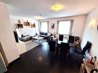 <p><span>Instapklaar 2 slaapkamer appartement, gelegen nabij de Watersportbaan.</span></p><p><span>Het appartement is gelegen op de gelijkvloerse verdieping in een gebouw met 5 verdiepingen.</span></p><p><span>Totale vloeroppervlakte : +/- 77 m².</span></p><p><span> </span></p><p><span>Bestaande uit: </span></p><p><span>een kleine inkomhall, een aangename leefruimte met aansluitend de keuken.</span></p><p><span>Deze keuken is ingericht met vitrokeramische kookplaten, afzuigkap, een combi-oven, een ingebouwde frigo. </span></p><p><span>Verder hebben wij twee slaapkamers, aan de achterzijde, dus héél rustig.</span></p><p><span>Verder een badkamer ingericht met douche, lavabo en WC.</span></p><p><span>En een berging voor uw wasmachine, of extra freezer bvb.</span></p><p><span> </span></p><p><span>Het appartement is op wandelafstand van de Coupure, het centrum en het St-Pieterstation.</span></p><p><span>Openbaar vervoer (tram en bus), scholen en handel nabij (oa Delhaize Watersportbaan) alsook Bourgoyen sportinfrastructuur.</span></p><p><span> </span></p><p><span>Mogelijkheid tot aankoop staanplaatsen (4 à 15.000 € / staanplaats)</span></p><p><span> </span></p><p><span>Dubbele beglazing. Elektrisch verwarming. EPC D (364 kWh/m²) UC 3637782-RES-1</span></p><p><span>Wg/ Vg / Gom / Gvkr / Gvv. Asbestveilig</span></p><p><span> </span></p><p><span>Ligging Pand: Martelaarslaan 248 A te 9000 GENT.</span></p><p><span>VRAAGPRIJS : 325.000 €.</span></p><p><span>Beschikbaar: na akte. </span></p><p><span> </span></p><p><span>Bezoek: enkel mogelijk via telefonisch afspraak via Immo-Eden - T 09 222 00 63.</span></p><p><span>Status van dit appartement: bekijk de status van dit pand op onze website www.immo-eden.be. </span></p><p><span>De publicaties op Immo-eden.be worden regelmatig upgedate. Indien er een optie geafficheerd is, wil dit zeggen dat er momenteel geen bezoeken meer worden toegelaten vanwege een geïnteresseerde kandidaat-koper. </span></p><p><span>U kan de status op het net verder opvolgen.</span></p><p><span> </span></p><p><span> </span></p>