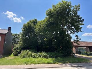 Bouwgrond van 783 m² te koop in Stekene - Hellestraat 235Op zoek naar de ideale locatie om uw droomwoning te realiseren? Deze mooie bouwgrond van 783 m², gelegen aan Hellestraat 235 in Stekene, biedt een uitstekende kans voor wie rustig wil wonen met alle voorzieningen binnen handbereik.Het perceel is gunstig gelegen in een aangename omgeving en beschikt over een vlotte bereikbaarheid naar het centrum van Stekene, winkels, scholen en belangrijke invalswegen.Dankzij de ruime oppervlakte zijn er tal van mogelijkheden om een comfortabele gezinswoning met tuin te realiseren, volledig afgestemd op uw woonwensen.Interesse in deze bouwgrond? Contacteer ons dan via contact@eberhardvastgoed.be of +32 3 779 69 29