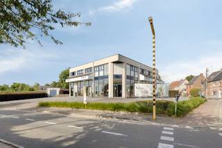 Dit uitstekend onderhouden handelspand met ruim appartement is gelegen op een centrale en goed bereikbare locatie nabij het centrum van Bottelare. Het pand combineert een instapklare commerciële ruimte van ca. 284 m² met een verzorgd appartement van ca. 292 m²<br /><br />Oppervlaktes:<br />- Perceel: 1.768 m²<br />- Winkel: 284 m²<br />- Inpandige dubbele garage: 93 m²<br />- Appartement: 292 m²<br />- Garage in bijgebouw: 44 m²<br /><br />Specificaties:<br />- Hoekperceel met mooie visibiliteit<br />- Grote parking en achterliggende tuin<br />- De winkel en het appartement hebben een aparte toegang<br />- Bij de winkelruimte horen een apart bureau, atelier, douche en wc<br />- Het zeer ruime en verzorgde appartement beschikt over 4 slaapkamers, een ruime living met open keuken, een toilet, een wasplaats, een bergruimte, een ruime badkamer en een groot zuid gericht terras.<br />- Buiten zonwering op de zuidkant<br />- Airco in 2 slaapkamers<br />- Alarmsysteem<br />- Verwarming met aardgas<br /><br />Dit pand kan onderhevig zijn aan de renovatieverplichting die door de Vlaamse overheid wordt opgelegd voor niet-residentiële gebouwen. Consulteer voor meer informatie de website van het Vlaams Energie- en Klimaatagentschap via https://www.energiesparen.be/nr/renovatieverplichting.<br /><br />Bestuursmaatregelen in het maatregelenregister: nee