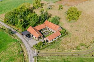 ELLEZELLES – Vous êtes à la recherche d'un projet de rénovation unique dans un lieu d'exception?Cette opportunité pourrait être pour vous ! Les...