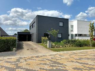 Instapklare halfopen bebouwing op 579m² met alle comfort bestaande uit een ruime inkomhal met gastentoilet en vestiaire, bureel/polyvalente...
