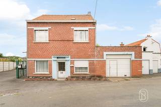 Dit te renoveren huis (type HOB) is perfect gelegen in een geliefde en zeer gewilde straat in Kain en biedt mooie woonruimtes en een enorm potentieel. BEGANE GROND: Een hal die toegang geeft tot een eerste multifunctionele ruimte, een grote leefruimte bestaande uit een woonkamer, een ingerichte keuken, een veranda, een kelder en een badkamer.1E VERDIEPING: Een overloop die toegang biedt tot drie grote slaapkamers, met de mogelijkheid om een vierde slaapkamer te creëren, met name dankzij een doorgangskamer.2E VERDIEPING: Een grote inrichtbare zolder die talrijke inrichtingsmogelijkheden biedt.BUITEN: Een mooie tuin met een ideale ligging, volledig omheind. Een woning vol potentieel, ideaal voor een renovatieproject..