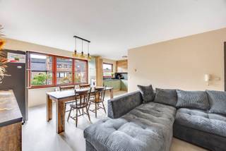 Gerenoveerd appartement met 2 slaapkamers en ruim terras<br /><br />Dit appartement werd goed onder handen genomen met de actuele presentatie als resultaat. Keuken, badkamer, toilet, vloer. Het werd allemaal recent vernieuwd.<br /><br />INDELING<br />Inkomhal met vestiaire<br />Apart toilet <br />2 slaapkamers<br />Badkamer met inloopdouche <br />Ruime woonkamer <br />Keuken 2025<br />Was- en voorraadberging<br />Ruim terras 26m²<br />Aparte garage (water en elektriciteit) deze is verplicht mee aan te kopen voor 20.000€.<br /><br />BIJZONDERHEDEN<br />Goede centrale ligging.<br />Garage.<br />Investeringspand.<br />Elektriciteit conform<br /><br />POSITIEVE ASPECTEN<br />Kleinschalig project.<br />Gunstig EPC B.<br />Groot terras.<br />Elektrische rolluiken