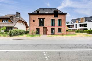 Dit gelijkvloers nieuwbouwappartement van 99 m² (bruto) maakt deel uit van een kleinschalige residentie met slechts 5 appartementen en is gelegen in het centrum van Zandhoven. Het appartement beschikt over 2 slaapkamers, een zuidwestgericht terras van 13,2 m², een privatief tuintje, een ondergrondse autostaanplaats en een private berging.<br /><br />Indeling<br />Via de inkomhal met vestiairekast en apart gastentoilet komt u in de ruime leefruimte van 43,6 m². Dankzij de grote raampartijen geniet de leefruimte van veel natuurlijk licht en heeft u rechtstreeks toegang tot het terras en de tuin.<br /><br />De open keuken is volledig ingericht en voorzien van:<br />- keramisch werkblad<br />- Quooker-kraan<br />- inductiekookplaat<br />- combi-oven<br />- koelkast met aparte diepvriezer<br />- ruim kookeiland<br />- veel opbergkasten<br /><br />De badkamer is uitgerust met een inloopdouche, een dubbel lavabomeubel, een badkamerkast en een handdoekdroger.<br /><br />Verder beschikt het appartement over twee slaapkamers en een afzonderlijke berging met aansluitingen voor wasmachine en droogkast, de warmtepomp en het ventilatiesysteem.<br /><br />Afwerking en technieken<br />Het volledige appartement is afgewerkt met een keramische parketvloer en wordt volledig geschilderd opgeleverd.<br /><br />Daarnaast zijn inbegrepen:<br />- alle verlichtingsarmaturen<br />- Louverdrape lamelgordijnen in de leefruimte<br />- verduisterende raamdecoratie in de slaapkamers<br />- vliegenramen op maat<br /><br />Voor verwarming en sanitair warm water wordt gebruikgemaakt van een Daikin warmtepomp in combinatie met vloerverwarming. Met dit type verwarmingssysteem kan de vloer ook gekoeld worden, wat het enorm aangenaam leven maakt bij warme zomerdagen. Het appartement beschikt bovendien over 4 privatieve zonnepanelen, Niko Home Control-domotica en behaalt een E-peil van E13, wat resulteert in een zeer energiezuinige woning.<br /><br />Extra<br />- Ondergrondse autostaanplaats<br />- Private berging <br />- Zuidwestgericht terras van 13,2 m²<br />- Privatief tuintje van ca. 17 m²<br />- Bushalte, winkels, horeca en andere voorzieningen op wandelafstand.<br /><br />*3m HWB<br />*Plaatsbeschrijving<br />*Beschikbaar vanaf 15/08/2026<br />* EPB in opmaak - nieuwbouw